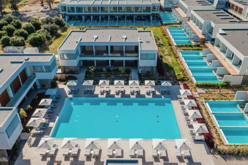 Moderne Hotelanlage mit zentralem Pool und privaten Pools vor den Zimmern im Gennadi Grand Resort auf Rhodos.