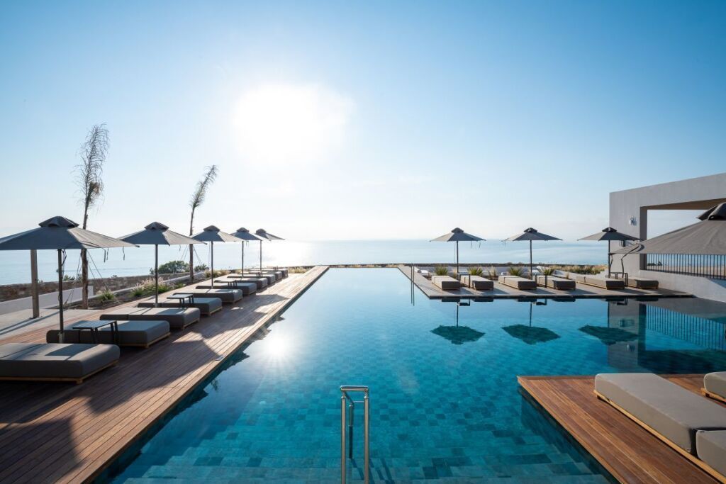 Pool vom KOIA All - Suite Well Being Resort