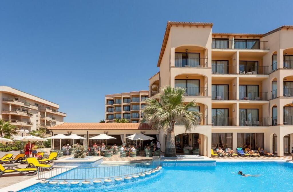 Das MySeaHouse Hotel Flamingo an der Playa de Palma mit mediterraner Fassade, einladendem Außenpool, Sonnenliegen und schattigen Sitzbereichen – ideal für entspannte Urlaubstage.