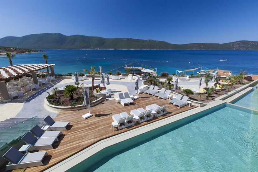 Das TUI MAGIC LIFE Bodrum präsentiert sich mit großzügigen Poolbereichen, stilvollen Holzterrassen und herrlichem Blick über das tiefblaue Meer der Ägäis.