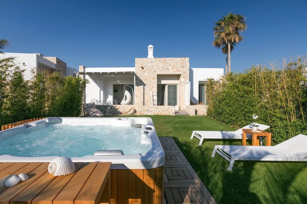 Villa mit Garten und Whirlpool White Pearls Luxury Suites