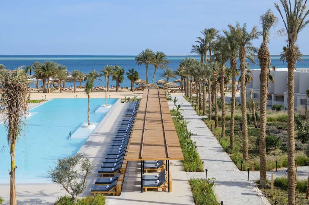 Pool und Liegen vom Serry Beach Resort