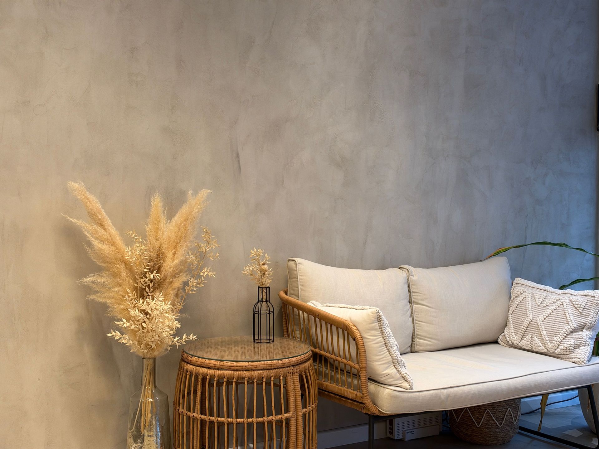 Lounge mit Rattansofa und Pampasgras im shakebox Reisebüro in Bergisch Gladbach-Refrath