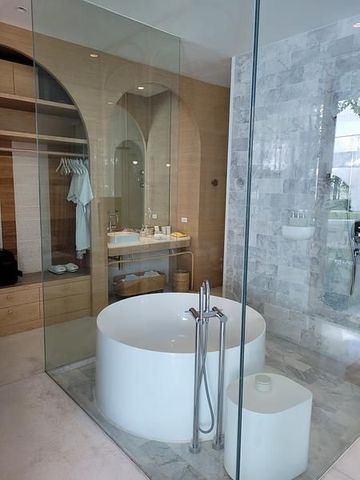Bad mit freistehender Badewanne im Sala Samui Resort