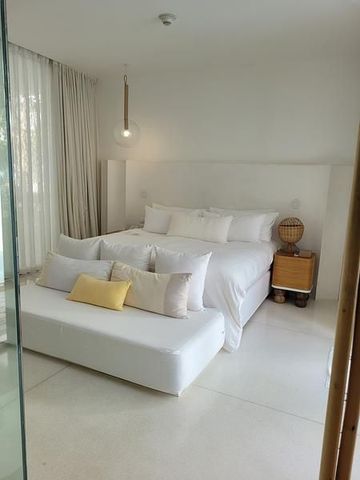 Helles Zimmer mit Doppelbett und Daybed im Sala Samui Resort