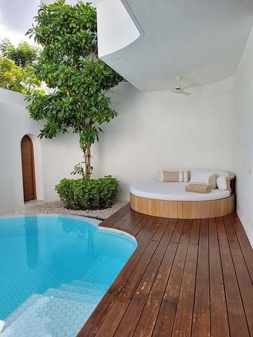 Privater Pool und Daybed im Innenhof einer Villa im Sala Samui Resort