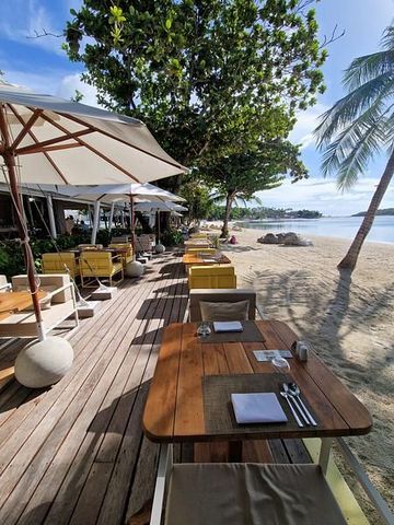 Restauranttische am Strand des Sala Samui Resort