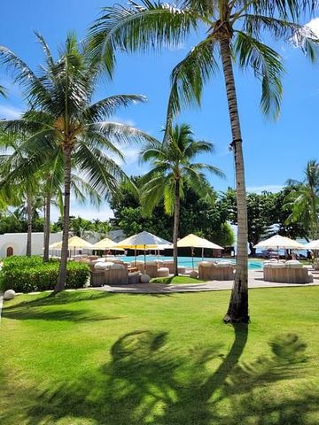 Palmen und Sonnenschirme am Pool des Sala Samui Resort