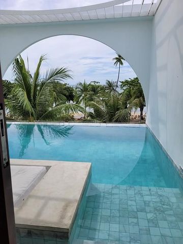 Privater Pool mit Rundbogen und Palmenblick im Sala Samui Resort