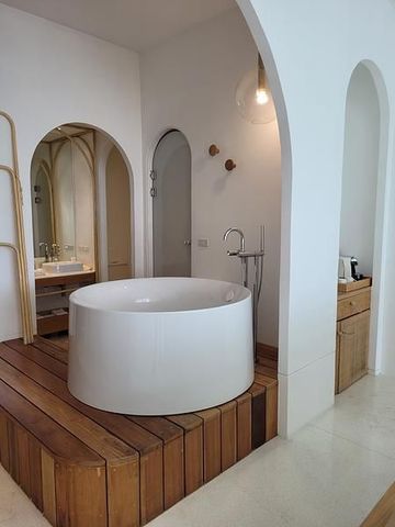 Bad mit runder Badewanne und Rundbögen im Sala Samui Resort