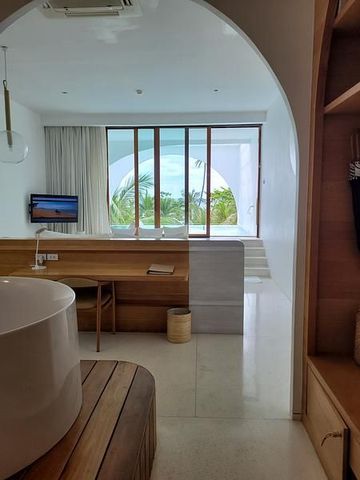 Zimmer mit Schreibtisch und Blick auf den Pool im Sala Samui Resort