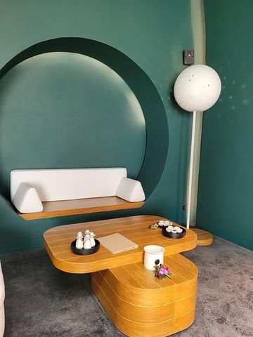 Grüne Sitznische mit Tisch im Sala Samui Resort
