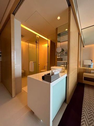 Badezimmer mit Glasdusche im AVANI Riverside Bangkok