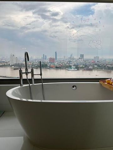 Freistehende Badewanne mit Blick über den Chao Phraya im AVANI Riverside Bangkok