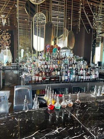Bar mit Spirituosenregal im AVANI Riverside Bangkok