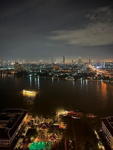 Blick von der Rooftop-Bar auf den beleuchteten Chao Phraya in Bangkok