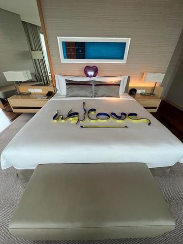 Doppelbett mit Willkommensgruß im AVANI Riverside Bangkok