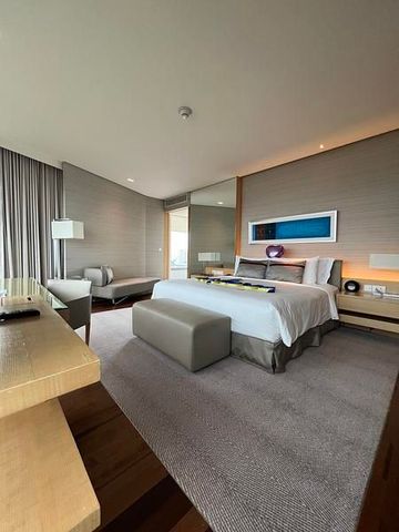 Zimmer mit Doppelbett und Sitzbank im AVANI Riverside Bangkok