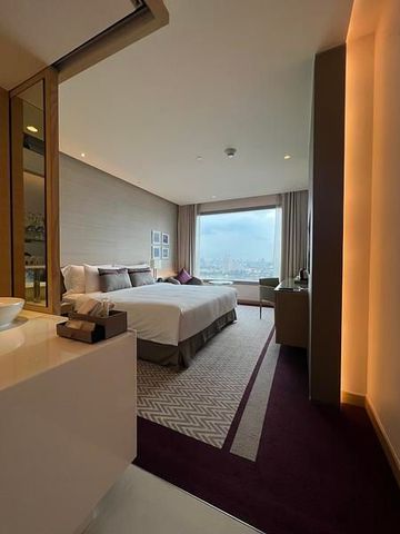 Zimmer mit großem Fenster und Stadtblick im AVANI Riverside Bangkok