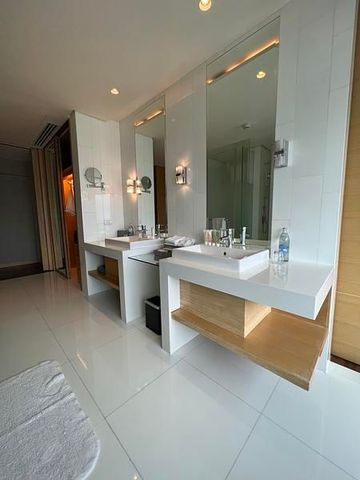 Badezimmer mit zwei Waschtischen im AVANI Riverside Bangkok
