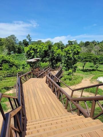 Holzsteg des Skywalks über dem Elefantengelände auf Koh Samui