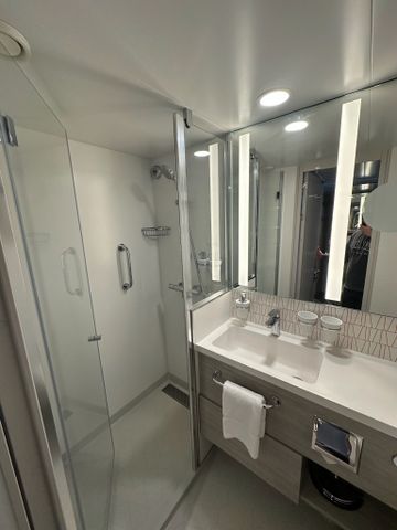 Duschbad einer Kabine auf der Mein Schiff Relax