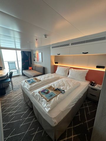 Balkonkabine mit Doppelbett auf der Mein Schiff Relax