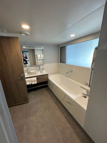 Suitenbad mit Badewanne auf der Mein Schiff Relax