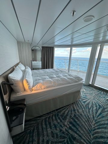 Suite mit Doppelbett und Panoramablick aufs Meer auf der Mein Schiff Relax