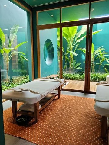 Behandlungsraum im Spa des Sala Samui Resort mit Blick in den Garten