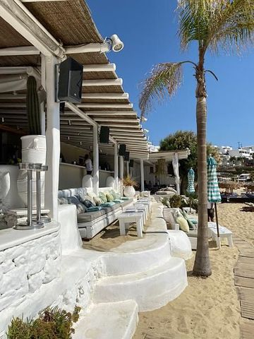 Lounge-Sofas unter Schilfdächern im Beachclub Nammos auf Mykonos