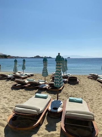 Liegen und Sonnenschirme am Strand vor dem Nammos auf Mykonos