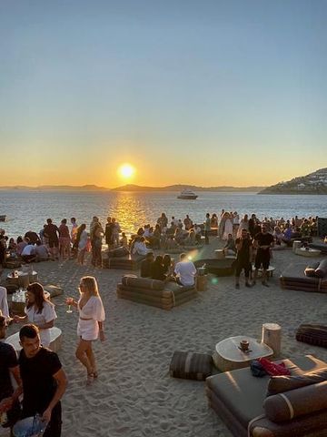 Sonnenuntergang mit Gästen am Strand des Scorpios auf Mykonos