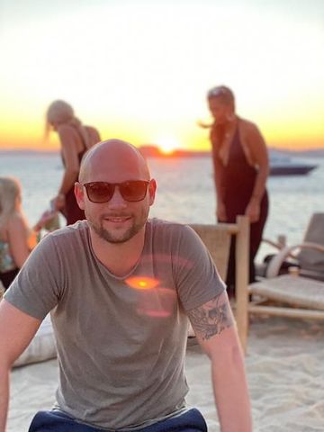 Gast mit Sonnenbrille bei Sonnenuntergang im Scorpios auf Mykonos