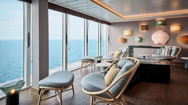 Lounge mit Sesseln und Meerblick an Bord der Mein Schiff Relax