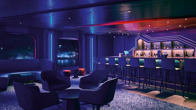 Bar mit blauer Beleuchtung an Bord der Mein Schiff Relax