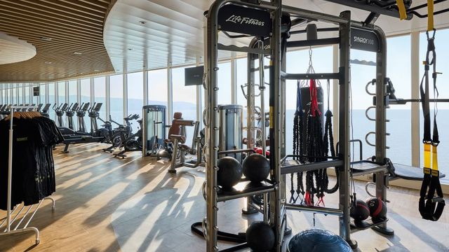 Fitnessbereich mit Trainingsgeräten auf der Mein Schiff Relax