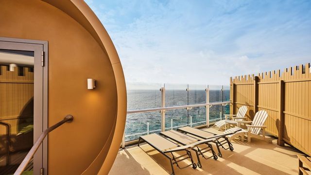 Fasssauna und Liegen an Deck der Mein Schiff Relax