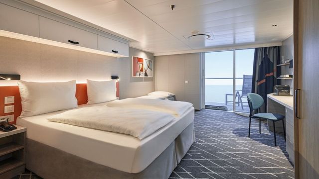 Kabine mit Doppelbett und Balkon auf der Mein Schiff Relax