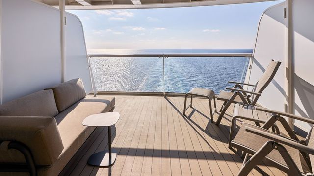 Balkon mit Loungesofa und Meerblick auf der Mein Schiff Relax