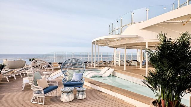 Sonnendeck mit Lounge-Sesseln und Whirlpool auf der Mein Schiff Relax