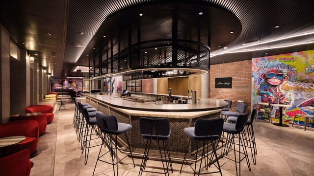 Bar mit Streetart-Wand an Bord der Mein Schiff Relax