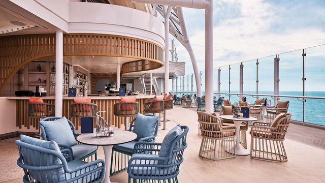 Außenbar mit Sitzgruppen an Deck der Mein Schiff Relax