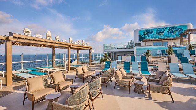 Pooldeck mit Sitzgruppen und Liegen auf der Mein Schiff Relax