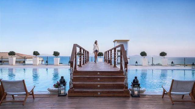 Holzsteg über den Infinity-Pool im Mitsis Blue Domes auf Kos