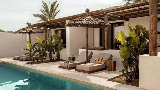 Pool und Liegen unter Strohschirmen im OKU Kos
