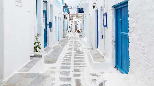 Weiße Gasse mit blauen Türen in der Altstadt von Mykonos