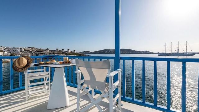 Balkon mit Meerblick in den Bluetopia Suites auf Mykonos