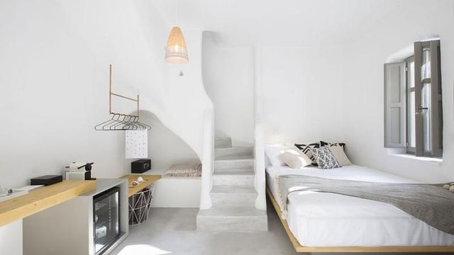 Weißes Zimmer mit Treppe in den Dreambox Mykonos Suites