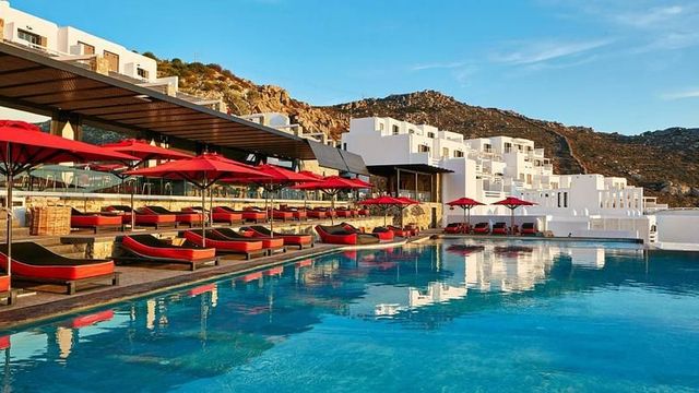 Pool mit roten Sonnenschirmen im Myconian Avaton auf Mykonos
